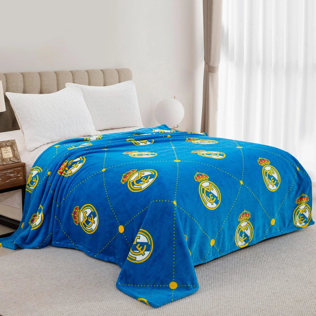Real Madrid Queen Size Fluffy Fleece Blanket product image 1, provided for visual reference and product detail review